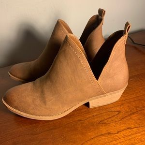 Brown women’s size 8 ankle boots. Never worn!